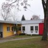 Der Pfaffenhofer Kindergarten St. Monika in und bei der „Alten Schule“ soll saniert und deutlich erweitert werden. Denn auch die Marktgemeinde muss dringend neue Krippen- und Kindergartenplätze schaffen. 