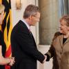 Bundespräsident Christian Wulff (Mitte) und seine Frau Bettina begrüßen Bundeskanzlerin Angela Merkel (CDU) im Schloss Bellevue. 