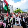 Berlin: Teilnehmer der Demonstration verschiedener palästinensischer Gruppen gehen durch Neukölln. Zum jährlichen Gedenktag Nakba am 15. Mai erinnern Palästinenser an die Flucht und Vertreibung von Hunderttausenden Palästinensern aus dem Gebiet des späteren Israels. 