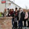 Gymnasium Königsbrunn Austausch.Die türkische Lehrerin Fulya Urcan Colak (links) wünscht sich etwas am Glücksbrunnen des Café Müller. Die Austausschüler aus Königsbrunn, Litauen und der Türkei schauen ihr dabei zu.