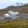 Hier, im Global Seed Vault auf Spitzbergen, wird bislang unterirdisch leibhaftige Natur eingelagert: ein Inventar der Pflanzenvielfalt in Form von Millionen Samen aus aller Welt. 