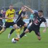 Der TSV Landsberg (schwarze Trikots) geht am Samstag als Tabellenführer in das Heimspiel gegen Kirchanschöring. 