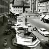 Der Goldschmied über dem Brunnen auf dem Martin-Luther-Platz in Augsburg. 1971 wandelte sich der Martin-Luther-Platz vom Parkplatz in eine Fußgängerzone.