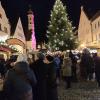 Der Aichacher Christkindlmarkt dauert in diesem Jahr erstmals bis zum 29. Dezember. Während manche Standbetreiber diese Idee gut finden, reagieren andere weniger positiv.