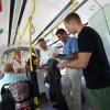 Bei der Info-Fahrt mit der Straßenbahnlinie 2 von Neusäß nach Augsburg war auch Bürgermeister Richard Greiner (weißes Hemd) mit dabei.