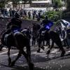 Berittene israelische Polizei treibt regierungskritische Demonstranten in Tel Aviv  auseinander.