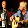 Das virtuose Liedermacher-Duo Werner Schmidbauer (rechts) und Martin Kälberer treten seit über 20 Jahren gemeinsam auf. Nach einjähriger Pause stehen sie nun in Neuburg gemeinsam auf der Bühne. Aus einem Duo wird allerdings ein Trio. Mit von der Partie ist auch Musiker und langjähriger Gefährte Wally Warning. 	