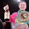Die neue und alte Weltmeisterin: Die Augsburgerin Tina Rupprecht gewann ihren WM-Kampf in Hamburg nach Punkten. Zur Belohnung gab es eine XXL-Champagnerflasche und den Gürtel des Verbands WBC. 	