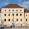 Auf der Baustelle im Mickhauser Schloss laufen die Arbeiten. Derzeit werden die Fußböden im ersten und zweiten Stock entfernt. 