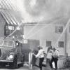 Die Krumbacher Feuerwehr im Jahr 1960 im Einsatz bei einem Stadelbrand. In diesem Jahr feiert die Wehr ihr 150-jähriges Bestehen. 