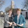 Marianne Werr (links) und Sabine Dempewolf wurden am Palmsonntag in ihr Amt eingeführt. Im Hintergrund ist ihre Wirkungsstätte, die Kirche St. Paul, zu sehen. 	