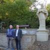 Der Restaurator Karlheinz Weinzierl (links) und Klaus Greck, Vorsitzender des Heimatvereins Regglisweiler, neben der überlebensgroßen Figur des Brückenpatrons.