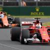 Die Wägen der Formel-1 wurden durch neue Regeln verändert. Sebastian Vettel (rechts) fährt seinen neuen Ferrari während des zweiten Trainings in Melbourne.
