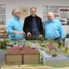 Grabens Bürgermeister Andreas Scharf (Mitte) lässt sich die Anlage von den beiden Vorsitzenden Norbert Köller und Hans Sieger erklären.