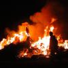 Großer Ärger in Unterroth: Unbekannte Täter haben in der Nacht auf Samstag das mit viel Eifer vorbereitete Funkenfeuer vorzeitig in Brand gesteckt. Das Archivbild stammt aus dem Vorjahr.