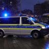 Nach der Beschädigung einer Glasscheibe an der Haltestelle Königsplatz bittet die Polizei Augsburg um Zeugenhinweise.