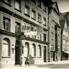 Das Hohe Meer an der Frauentorstraße um 1930. Das Mozarthaus rechts, mit Flacherker, schmiegt sich scheinbar an den mächtigen Bau.