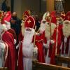 Nikolaus-Darsteller ziehen zu einem Aussendungsgottesdienst in der Kirche von Missen.