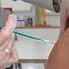 Eine Impfung in einer Hausarztpraxis in Brandenburg.