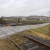 Die Bayern-Bahn will den Bahnübergang an der Staatsstraße 2216 nach Hainsfarth schließen. Die Gemeinde ist strikt dagegen.  	