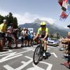 Radsportprofi Georg Zimmermann fährt an Fans der Tour de France auf der Etappe Passy - Combloux vorbei.