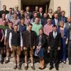 18 Absolventen und eine Absolventin der Staatlichen Landwirtschaftsschule Wertingen freuen sich mit ihren Lehrkräften über den erfolgreichen Abschluss.