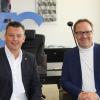 Beim Landkreistag zeigte Landrat Thorsten Freudenberger (rechts) seinem Landratskollegen André Schröder (Landkreis Mansfeld-Südharz) sein Büro sowie das Landratsamt.