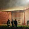 Eine Halle in Reutti brannte am Samstagabend.  	