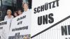 Gabriele Schmidthals-Pluta (links), die Vorsitzende des Vereins „Sicheres Leben“, mit zwei Mitgliedern gestern vor dem Justizzentrum.  