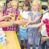Die Ökotrophologin Sybille Löhle erklärt den Kindern der Grundschule Unterknöringen alles zum Thema Milch.  
