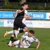 Merings Manuel Ebeling stoppt hier seinen ehemaligen Mathias Steger. Am Ende siegte der MSV knapp mit 2:1 beim TSV Gersthofen. 