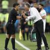 Carlos Queiroz (r) im Zwiegespräch mit Schiedsrichter Enrique Caceres. Irans Trainer ärgerte sich im Spiel gegen Portugal sehr über den Videobeweis.