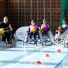 Die Kinder der vierten Klassen an der Grundschule Leipheim üben Rollstuhl-Basketball. Der querschnittsgelähmte Profi Andre Renner erklärt, wie es geht.