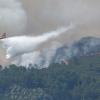 Ein Löschflugzeug in Spanien während eines Waldbrandes im Einsatz.