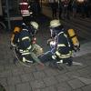 Zwei Feuerwehrmänner mit Atemschutzausrüstung bringen einen der „Verletzten“ bei der Übung in Sicherheit.  	
