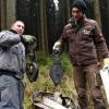 Lange Vorbereitung: Rainer Mareth (links) und Sebastian Miller gehören zu den Helfern, die den Baum aus dem Wald bringen.