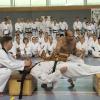 Bruchtest am Ende des Taekwondo-Benefiz-Lehrgangs in Dillingen: Peter Feistle durchschlägt zwei Ziegelsteine, die auf dem Bauch des Organisators Heinrich Magosch liegen. 