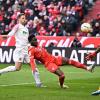 Schönes Tor, nur leider nicht für den FC Augsburg: Hier schießt Alphonso Davies artistisch zum fünften Bayern-Treffer ab. 