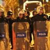 Polizisten beobachten in Istanbul Anti-Erdogan-Demonstranten.  