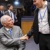 Deutschland reicht Griechenland die Hand: Finanzminister Wolfgang Schäuble mit seinem griechischen Kollegen Euklis Tsakalotos gestern in Luxemburg. 	 	