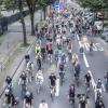 Räder, nichts als Räder: Mit einer bereiften Demonstration weisen diese Berliner auf Verkehrsprobleme in ihrer Stadt hin.