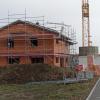 Das erste neue Einfamilienhaus im neuen Baugebiet „Nördlich Laternenweg“ in Türkheim steht bereits im Rohbau. 