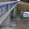 Auf der B17 hat sich gestern zwischen Hurlach und Igling ein spektakulärer Verkehrsunfall ereignet. Ein 47-jähriger Fahrer eines Kleintransporters schlief ein und kam mit seinem Fahrzeug von der Fahrbahn ab.
