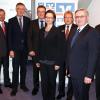 Bei der Vertreterversammlung der Raiffeisenbank Ichenhausen: (von links) Wolfgang Ebner, Norbert Sykora, Willibald Kempfle (Aufsichtsräte), Achim Krist (Vorstand), Melanie Bäuerle (GVB), Michael Hösle (Vorstandsvorsitzender), Kurt Hank (Aufsichtsratsvorsitzender) und Bürgermeister Robert Strobel.  	