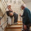 Damit Senioren möglichst lange in den eigenen vier Wänden wohnen bleiben können, gibt es viele Möglichkeiten, wie den Einbau eines Treppenlifts.  	
