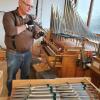 Der Orgelbau ist Handwerkskunst in Perfektion. Im Bild Norbert Bender, der Chef von Orgelbau Sandtner in Dillingen. Das Unternehmen fertigt mit seinen zehn Mitarbeitern jährlich etwa zwei Instrumente.  