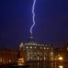 Unglaublich, aber wahr: Wenige Stunden nach der Rücktrittserklärung des Papstes schlug der Blitz im Petersdom ein. 