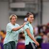 Nationalspielerin Lena Oberdorf (rechts) kritisiert Bundestrainerin Martina Voss-Tecklenburg.