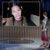 Die Regisseurin Chloe Zhao bedankt sich bei der Verleihung der Golden Globe Awards 2021 für ihre Auszeichnung in der Kategorie "Beste Regie" für ihren Film "Nomadland", während die Laudatorin Bryce Dallas Howard auf der Bühne steht. 
