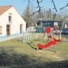 Die neue Kinderkrippe im Diedorfer Ortsteil Lettenbach wird direkt an die Kindertagesstätte angebaut; die Rutsche wird weichen müssen.  